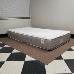Twin size mattress - can DELIVER almost anywhere for $20 extra - gently used and in very good condition 😍