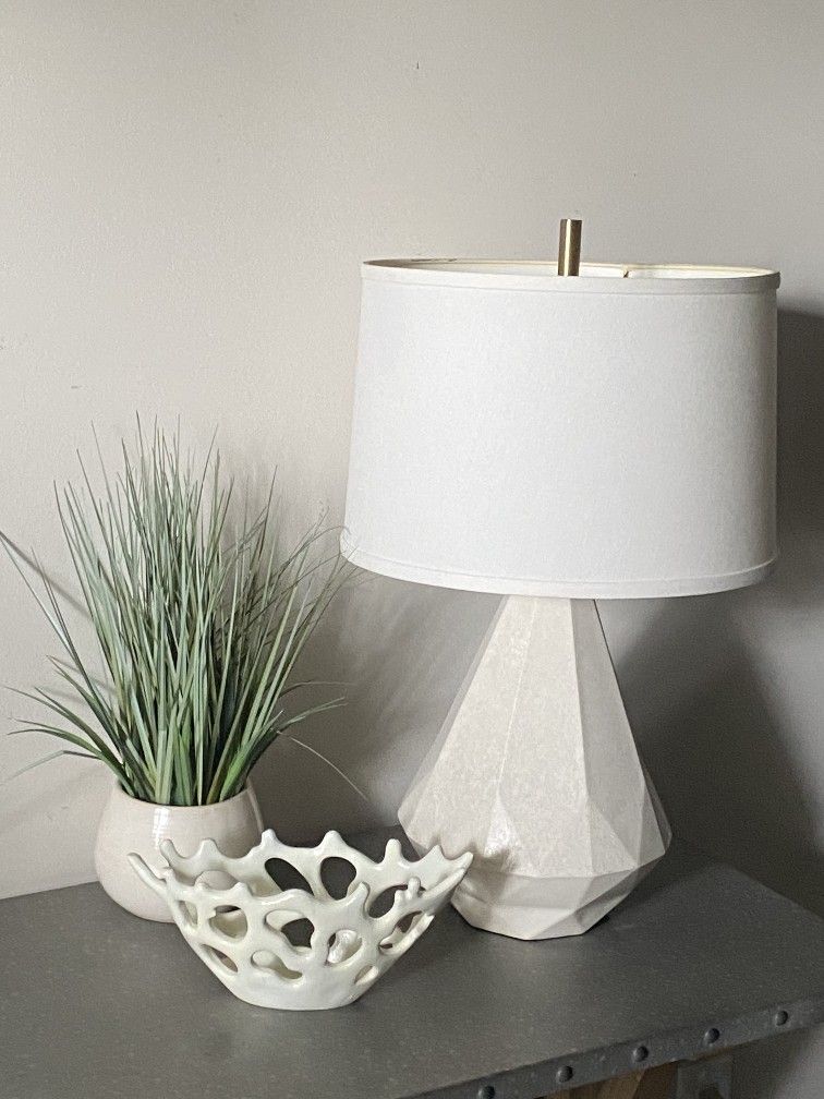 Elegant Contemporary Off White Table Lamp With The Geometric Ceramic Base H25"