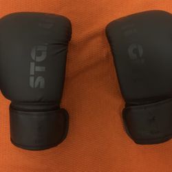 Boxing Gloves 12 Oz 2 Pairs Located In Sylmar 