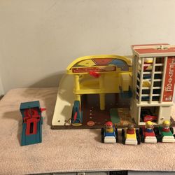 Vintage 1970 Fisher Price Little People Action Garage Service Center #930  Complete 