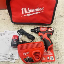 Milwaukee M12 12V Lithium-Ion Cordless 1/4 in. Hex Screwdriver Kit with One 1.5Ah Battery, Charger and Tool Bag
