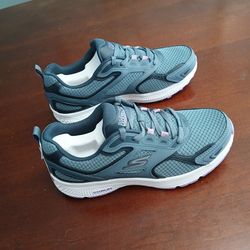 1 pair with 2 different size for someone that uses a brace on the right