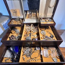 JEWELRY BOX WITH LOTS OF VINTAGE JEWELRY FOR SALE 
