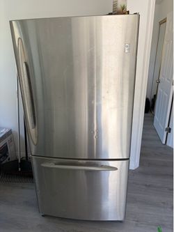 GE refrigerator ice cold everything works