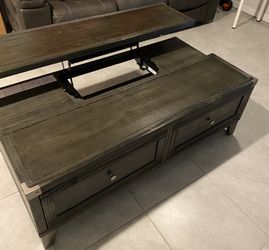 Todoe Coffee Table with Lift Top (Ashley’s Furniture)