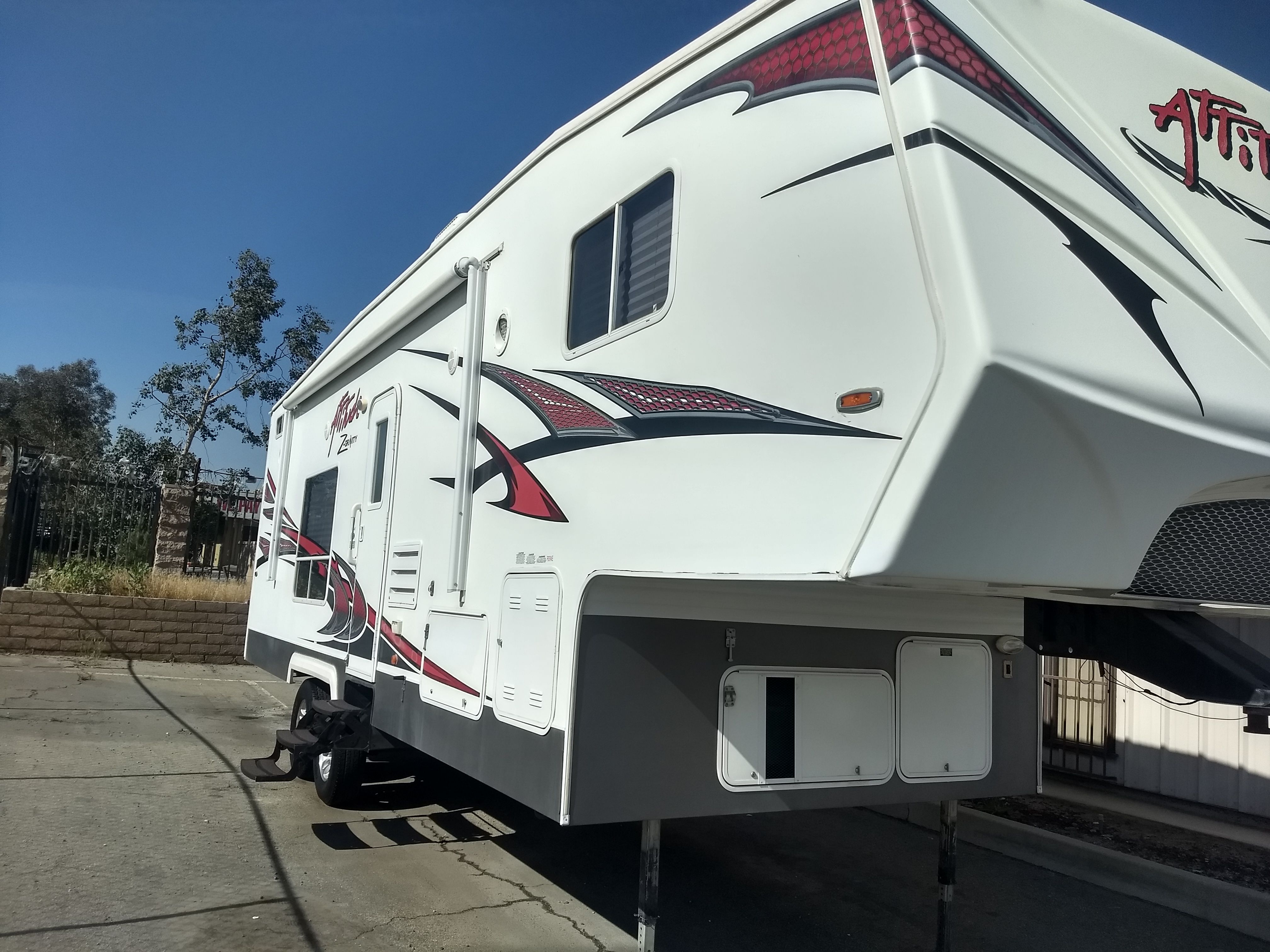 2011 Eclipse Attitude 28' 5th Wheel Toy Hauler