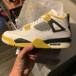 Jordan 4 Vivid Sulfur 
