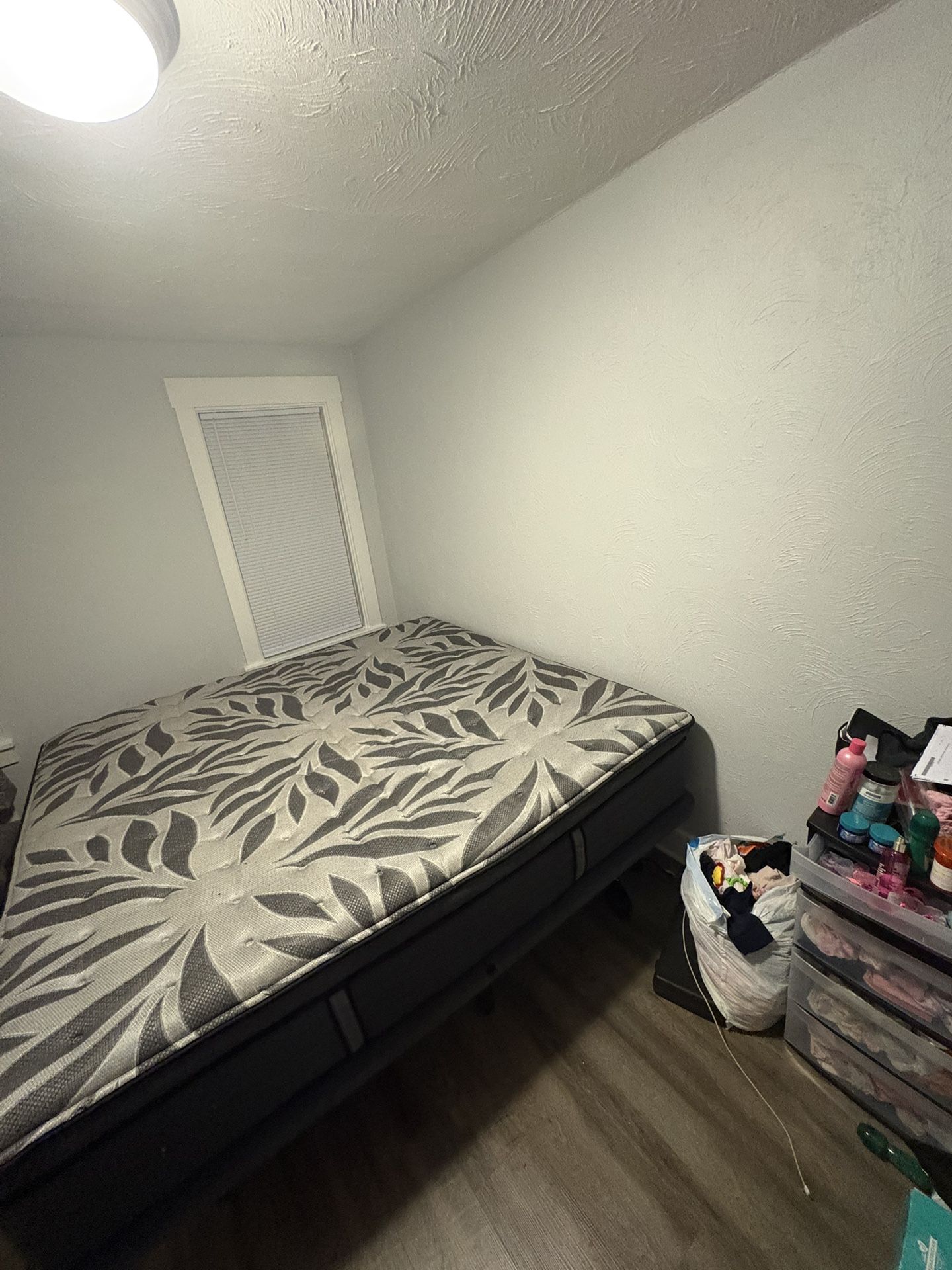 MATTRESS FIRM QUEEN ADJUSTABLE MATTRESS AND BEDFRAME