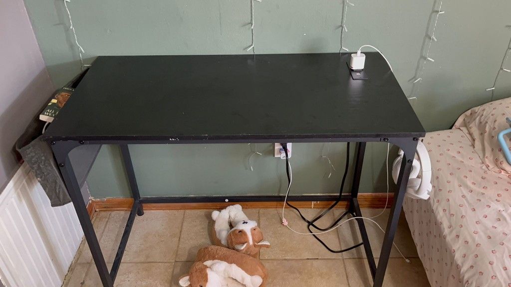 MULTIPURPOSE DESK WITH OUTLETS / USB 40"X24"X36"