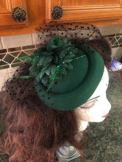 Vintage style- green- tilt pillbox fascinator