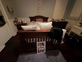 Bedroom set - Full Size convertible crib/bed- Excellent condition