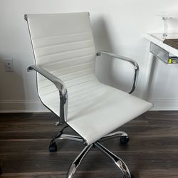 White Modern Office Chair – Excellent Condition