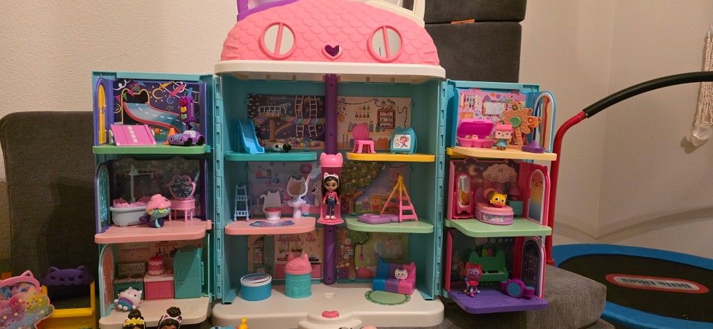 Gabby Dollhouse And Accessories 