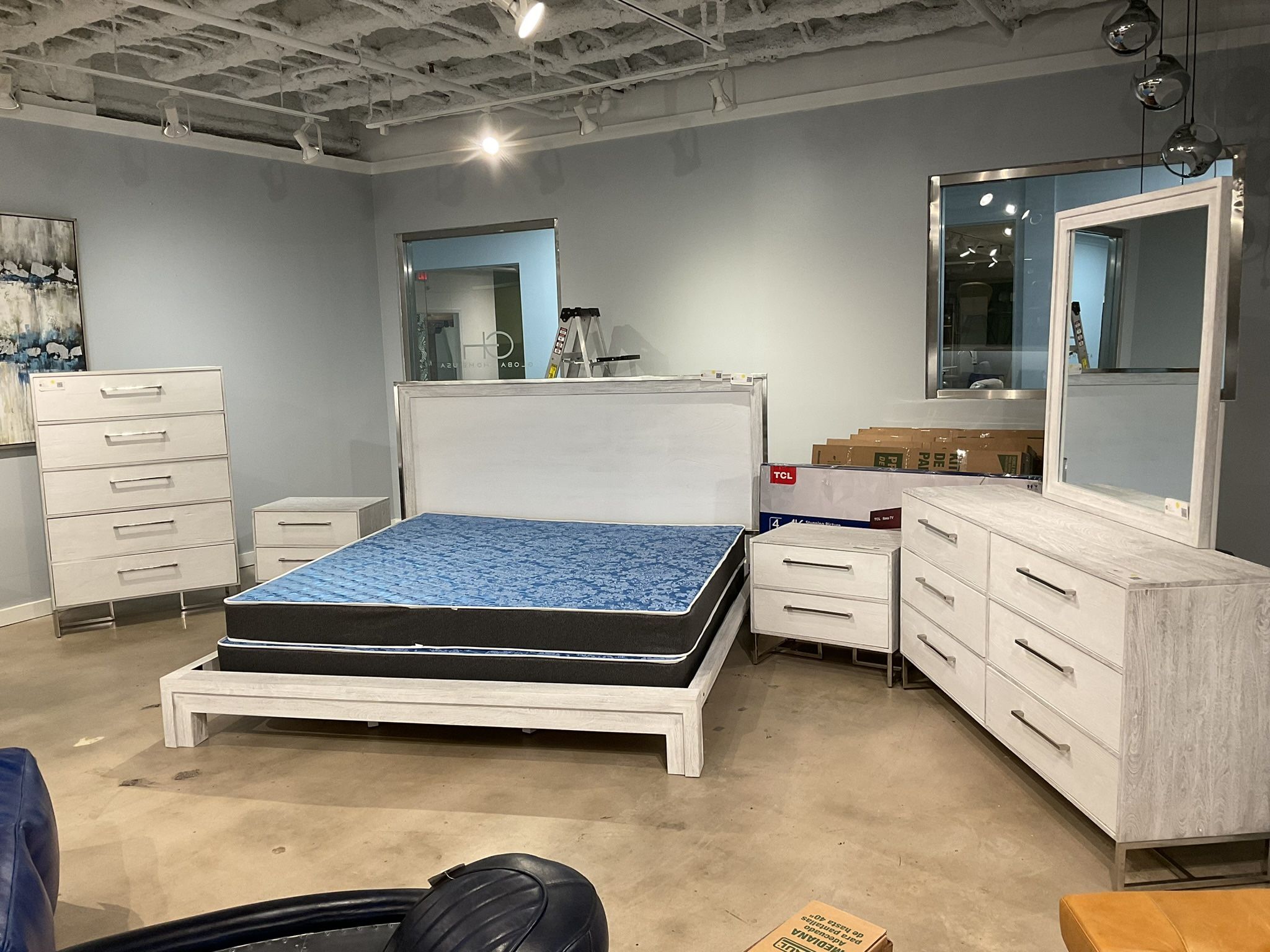 New King size 6 pc bedroom set white color. plz read Ad