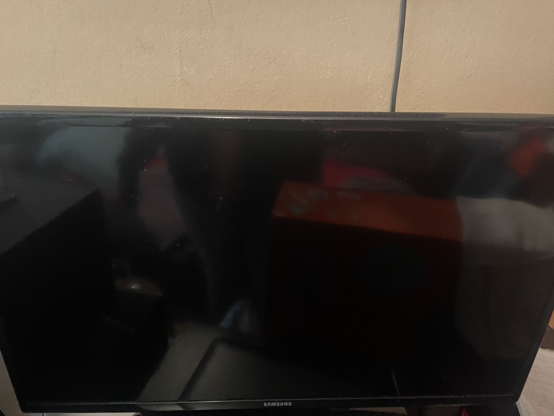 Two 32 Inch Flat Screen TV