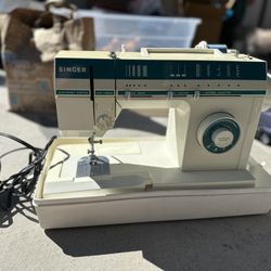 Vintage Singer Sewing Machine With Case And Pedal