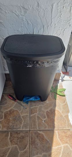 Glad Premium Trash Can with Clorox Odor Protection, 20 Gallon, Black