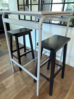 Table w/ barstools
