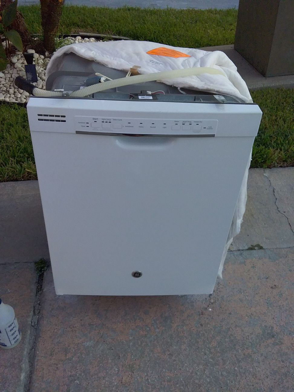 White ge dishwasher with plastic tub in excellent working condition
