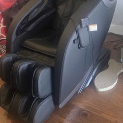 Insignia 2D Zero Gravity Full Body Massage Chair