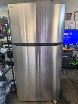 LG refrigerator 67x33x31