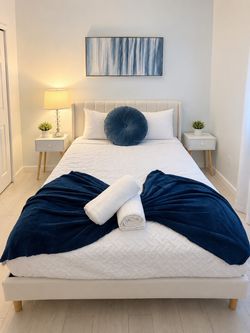 Cama queen con dos mesitas