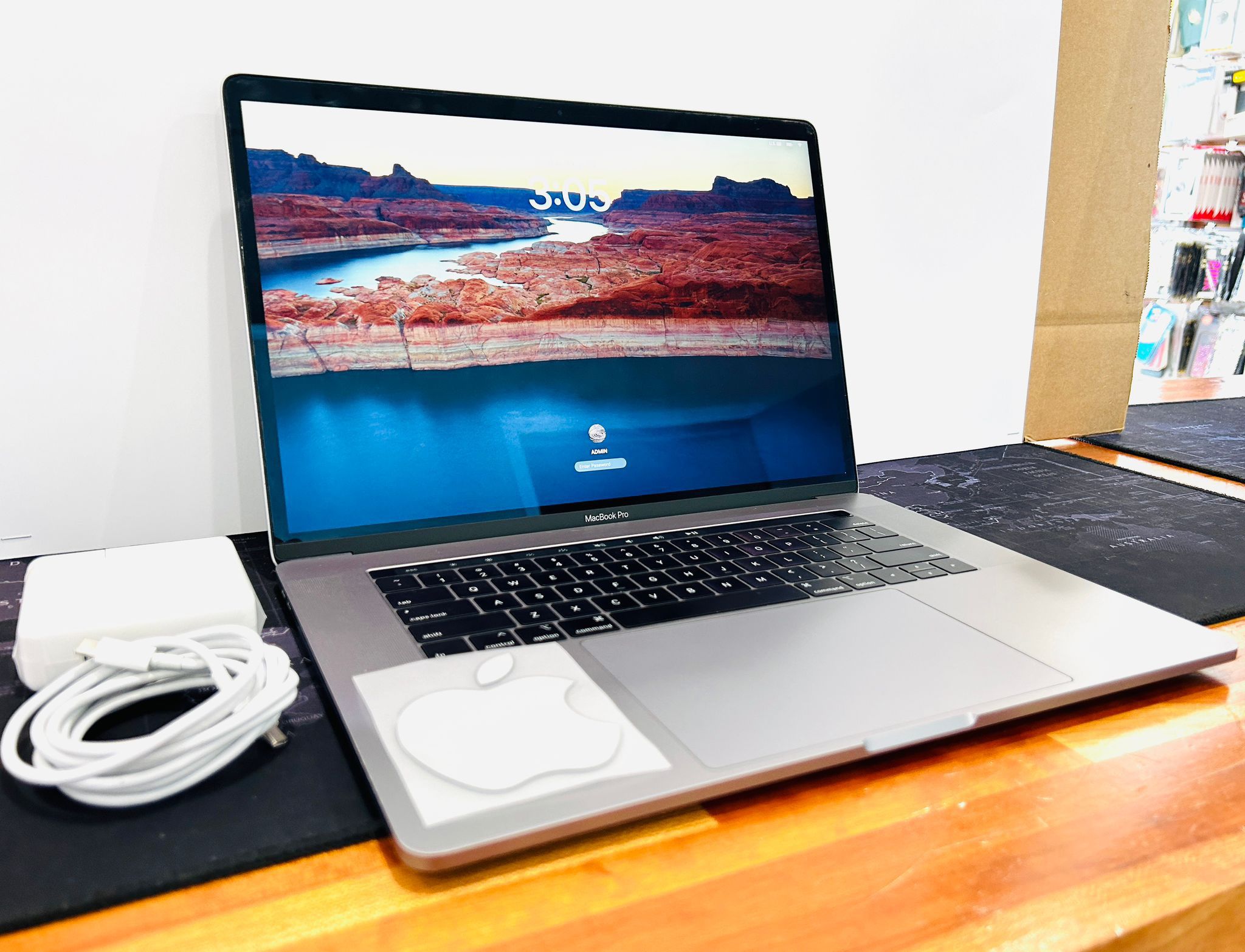 Apple MacBook Pro 2019 15-inch 6-CORE i7 16GB 256GB TouchBar Radeon PRO 555X 4GB V-RAM