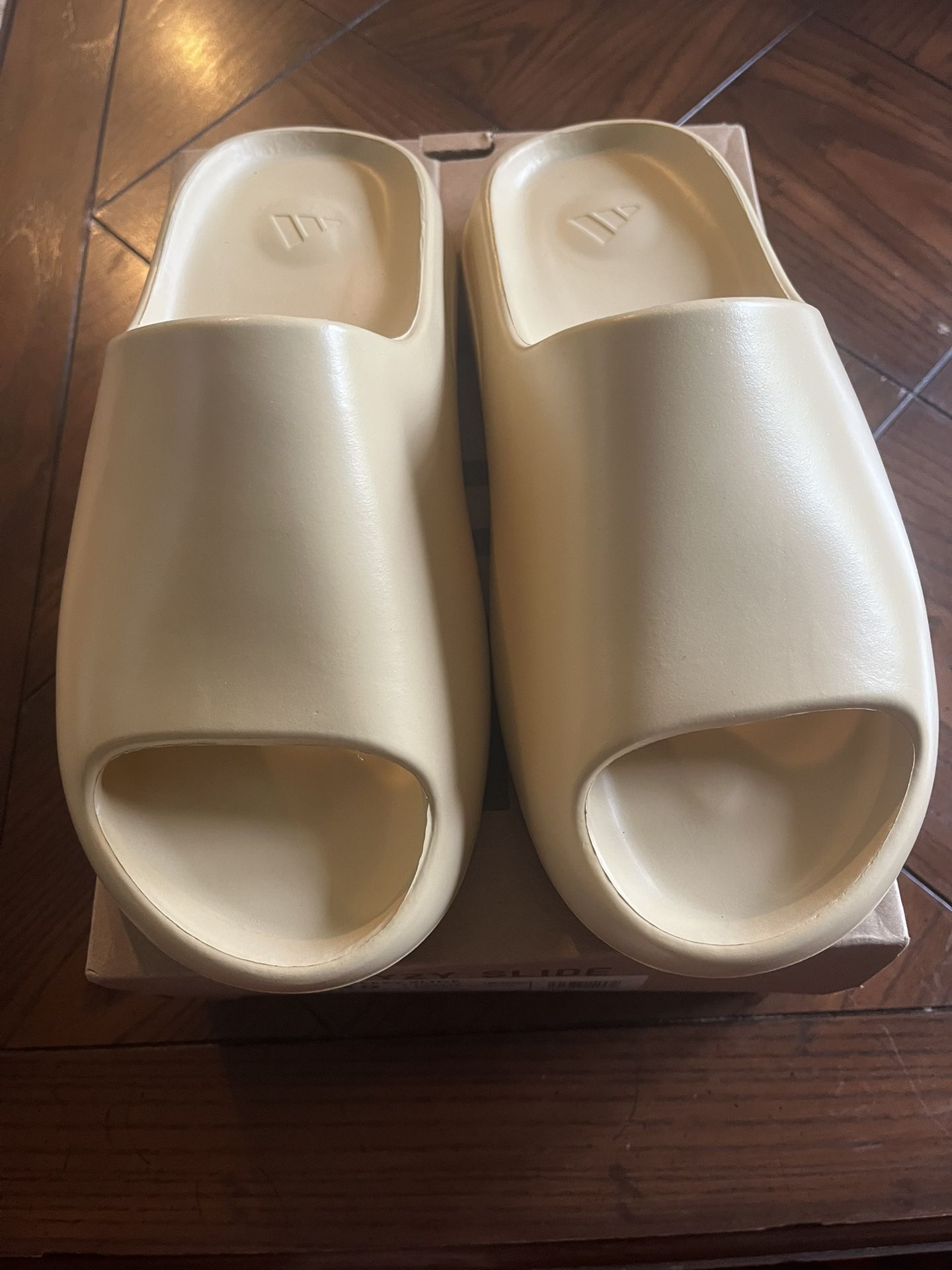 Yeezy slide dessan many sizes (BULK DISCOUNT)