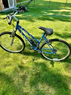 Magna great divide mountain bike, 26” hardtail, 18 speed index shifting, water bottle, like new,