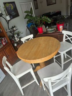 MUST GO !!!! High top table with chairs