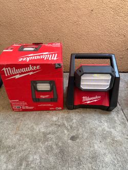 Milwaukee M18 GEN-2 4000 Lumens ROVER LED AC/DC Flood Light (Tool-Only)