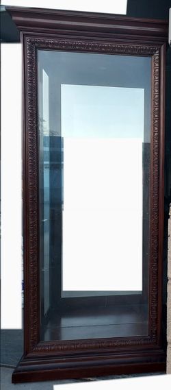 Side-entry curio cabinet