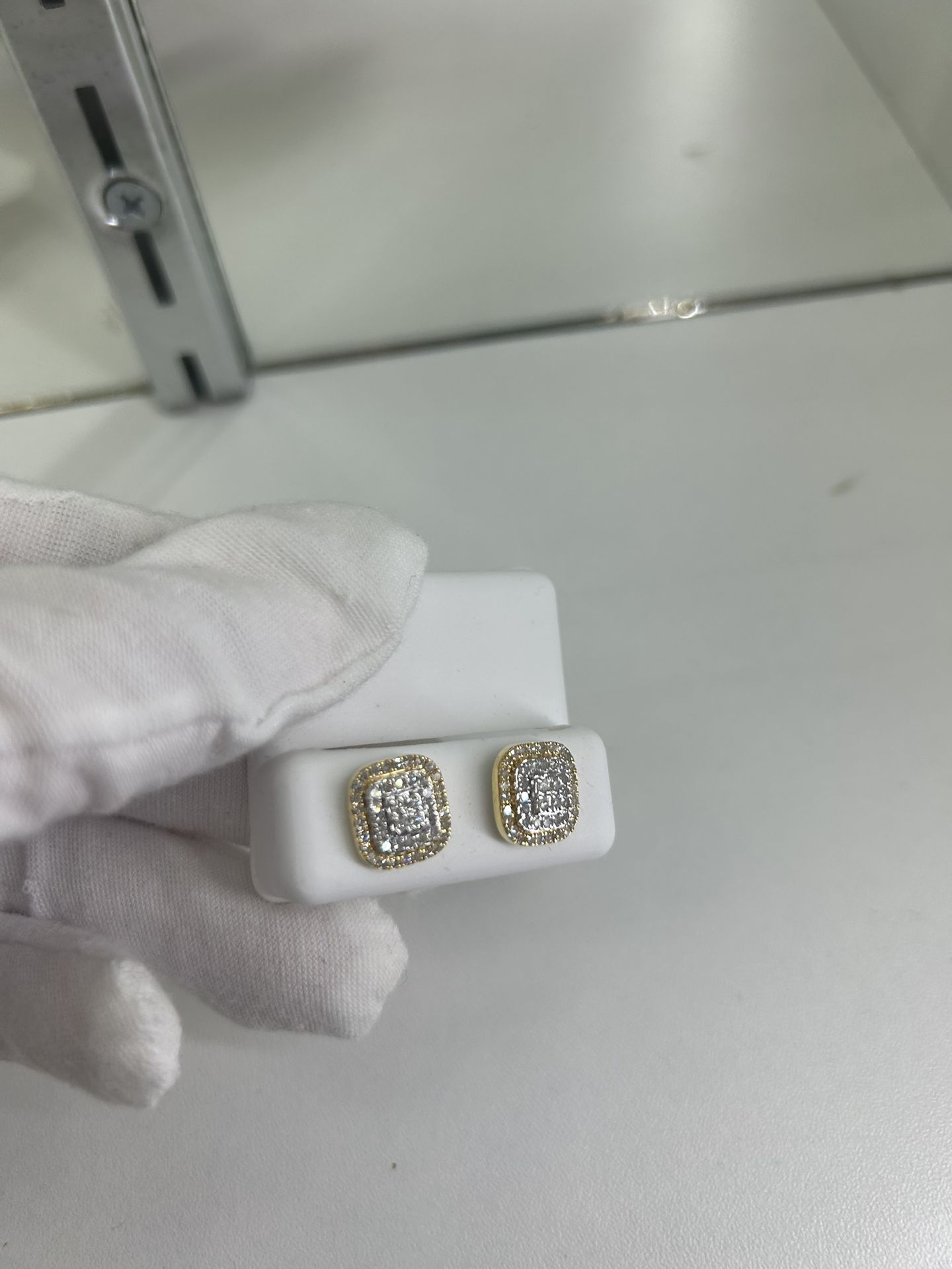 New earrings 14kt gold yellow gold with vs natural diamonds 3grams