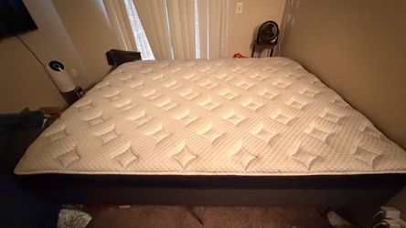 Selling a mattress with a base… and an LG TV as a free bonus.