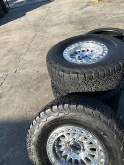 Vendo set de rines nuevos KMC con llantas usadas 35x12.50r17 para Toyota, Chevrolet, Nissan Titán,GMC