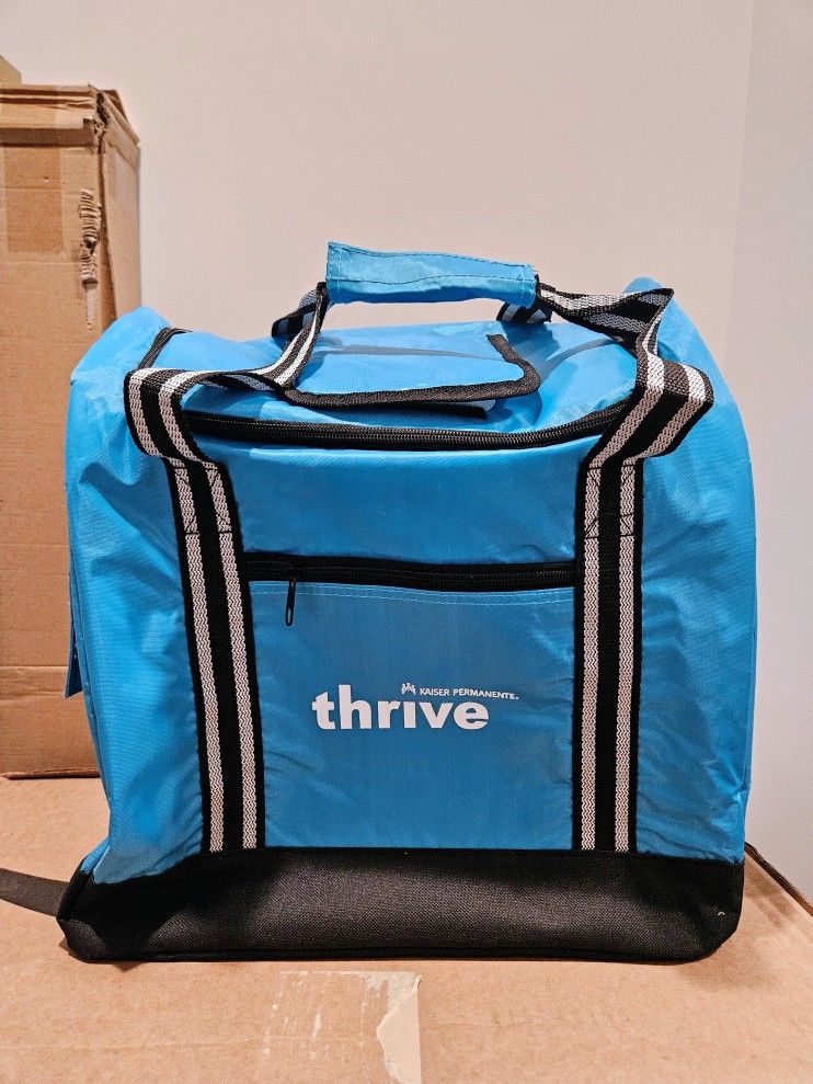 Kaiser Permanente branded insulated food/ lunch/ grocery / picnic bag, light blue