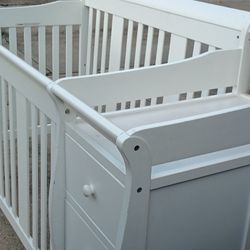 Solid Wood Crib With Changing Table And 3 Drawers With 3 Shelves 