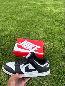 Black/white Nike dunks, size 7.5
