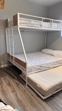 Triple bunk bed