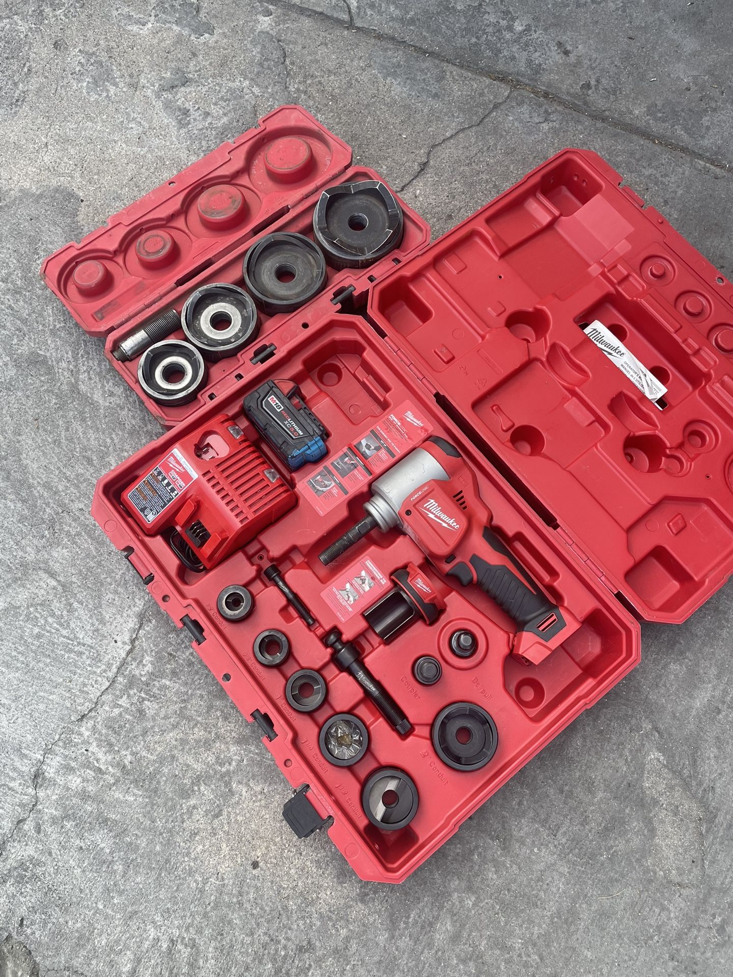 Milwaukee M18 18V Lithium-Ion 1/2 - 4” Force Logic High Capacity Cordless 10T Knock Out Knockout Tool Kit w/ Die Set 1x 5.0 Ah Batteries $1399
