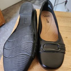 Ladies 7 1/2 Black Clarks