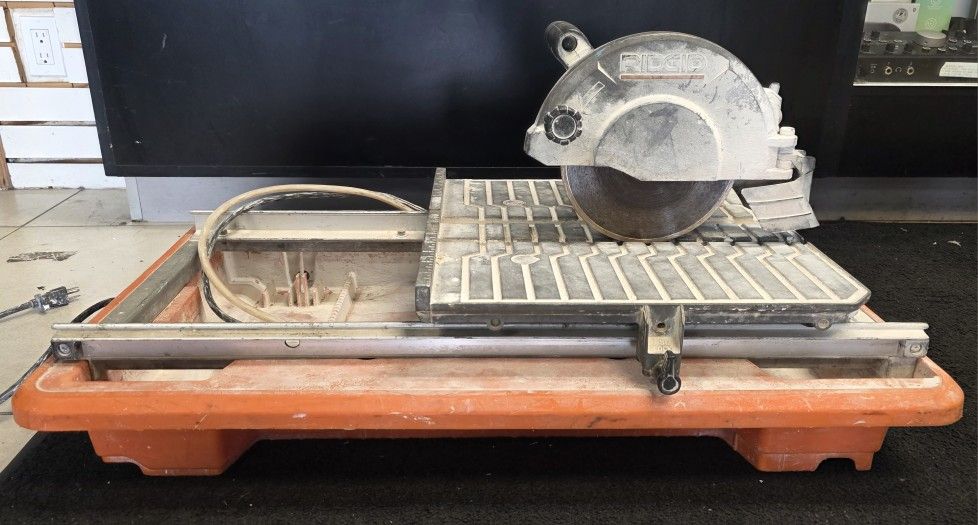Ridgid R4030S Tile Saw Stand 7 In. With Pump