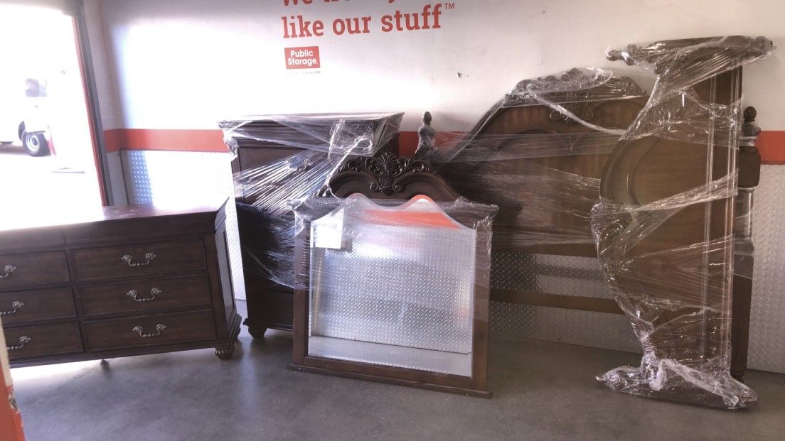 Queen Bed Room Set With Dressers And Mirror