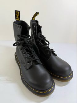 Like New Dr Martens 1460 W Black Leather 8 Eye Combat Boots Womens Size 7