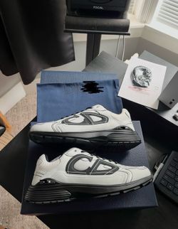 D10R men’s shoes size 10.5