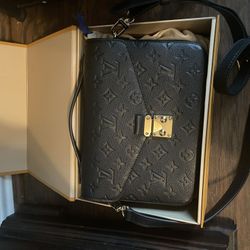Louis Vuitton Pochette Metis Black