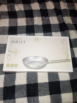 "The Magnolia Collection" Skillet..."2.0" Qt....(Brand new)