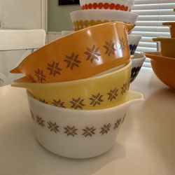Set Of 3 Pyrex Dishes