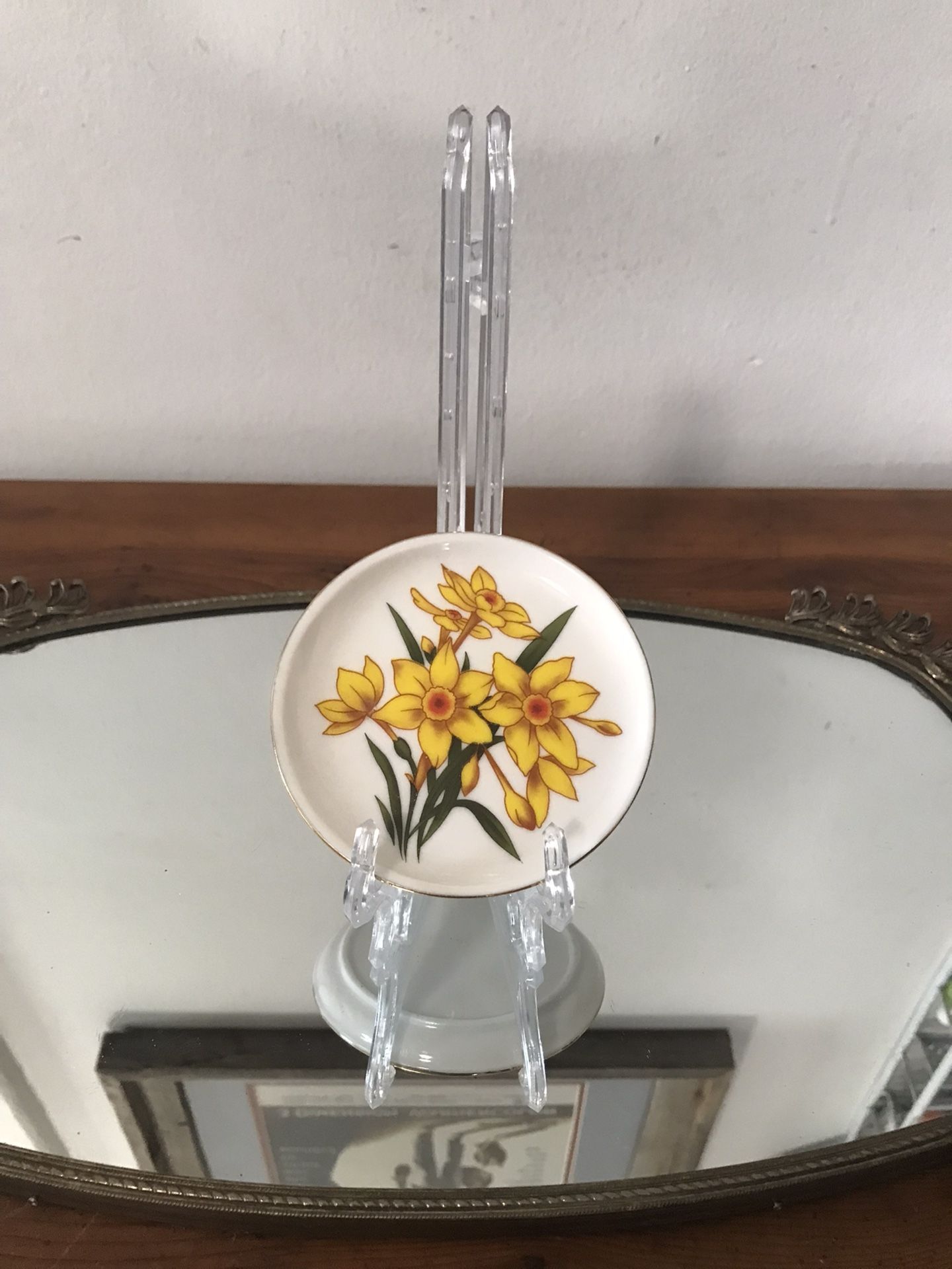 Vintage Floral Decorative Plate with Yellow Daffodils 🌼