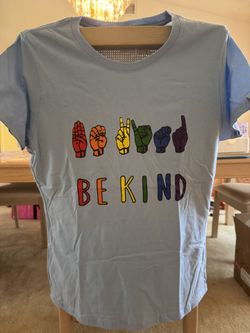 🌈 ASL “Be Kind” T-Shirt – New with Tags – Women’s Medium 🌈